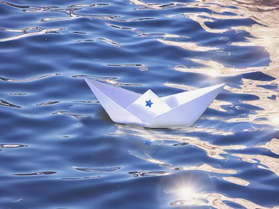 Papierschiffchen im Wasser - Kontaktaufnahme zur Psychotherapie Köln