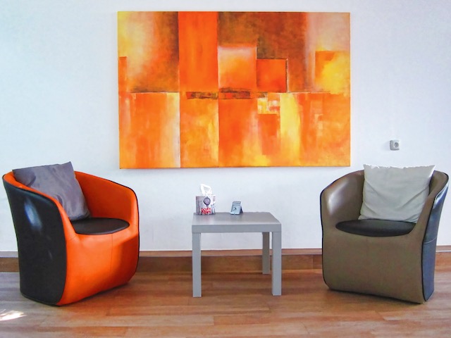 Therapieraum mit Wandbild - Privatpraxis f&uuml;r Psychotherapie in K&ouml;ln-Rodenkirchen - Dr. Schm&uuml;cker-Thust